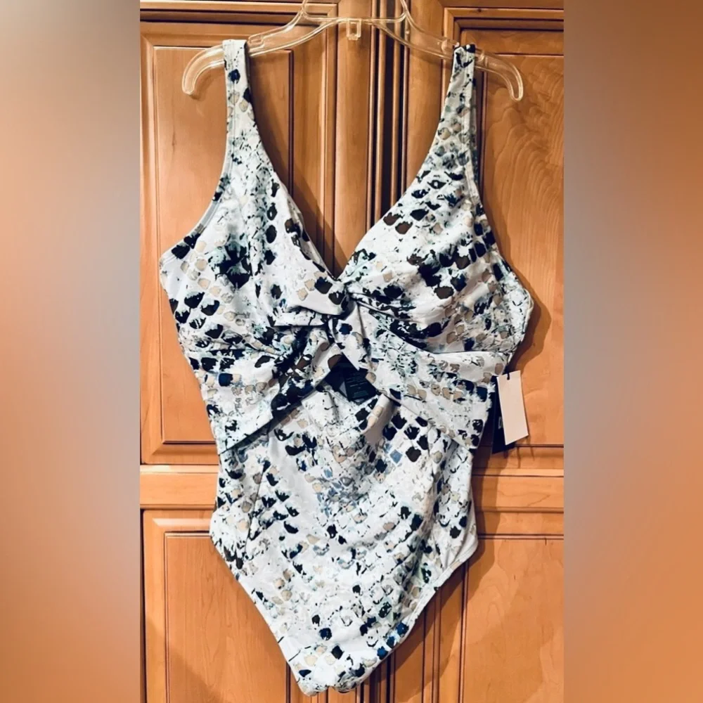 NWT DKNY Women’s Plus Size Peek-A-Boo Twist One Piece Swimsuit - Picture 6 of 13